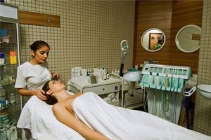 Frau im Nirvana Cosmopolitan Hotel erhält eine Gesichtsbehandlung im Spa.