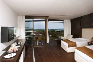 Hotelzimmer im Nirvana Cosmopolitan mit Ausblick auf die Terrasse und den Ozean.