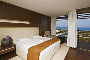 Doppelzimmer mit Meerblick im Nirvana Cosmopolitan Hotel, mit Blick auf das Meer und einen Balkon.