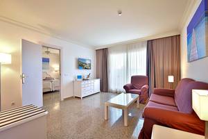 Wohnbereich des MAC Puerto Marina Hotels mit moderner Einrichtung und Blick auf das Meer.