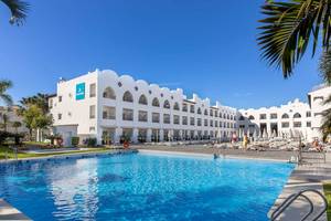 Außenansicht des MAC Puerto Marina Hotels mit großem Swimmingpool und Sonnenliegen