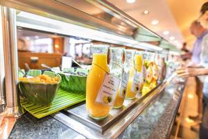 Frühstücksbuffet im MAC Puerto Marina Hotel mit verschiedenen Säften.