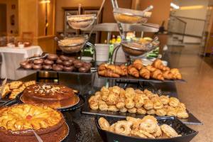 Buffet im MAC Puerto Marina Hotel mit verschiedenen Desserts, Kuchen und Gebäck.