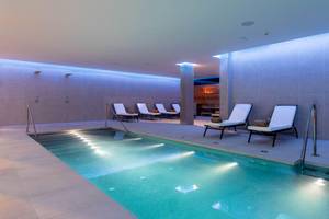 Innenpool im MAC Puerto Marina Hotel mit Lounge-Bereich und Wellnessbereich.