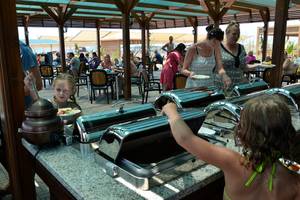 Familie isst im Port Side Resort Restaurant unter einem Vordach.