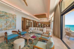 Wohnzimmer im Haven Riviera Cancun Resort & Spa mit Blick auf das Meer