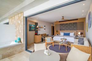Suite mit Schlafzimmer, Badezimmer und Sitzbereich im Haven Riviera Cancun Resort & Spa
