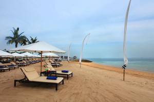 Strand des Sol Benoa Bali Hotels mit Liegen und Sonnenschirmen