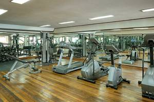 Fitnesscenter im Sol Benoa Bali Hotel mit diversen Trainingsgeräten.
