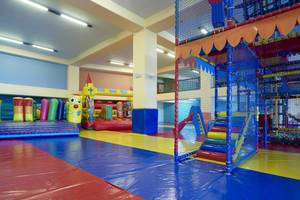 Foto des bunten Kinderspielplatzes im Kipriotis Panorama Suites Hotel
