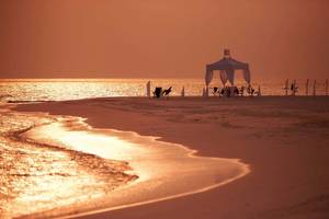 Strandszene mit einem Zelt am Constance Halaveli Hotel in den Malediven bei Sonnenuntergang.