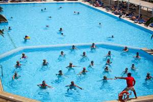 Aquagym-Kurs im Schwimmbad des El Mouradi Mahdia Hotels mit Teilnehmern und einem Trainer.