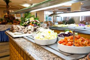 Buffet-Tisch im El Mouradi Mahdia Hotel mit verschiedenen Salaten und Vorspeisen.