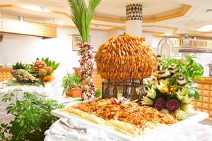 Buffettisch im El Mouradi Mahdia Hotel mit Garnelen und anderen Gerichten.