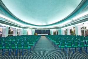 Konferenzsaal im El Mouradi Mahdia Hotel mit grünen Stühlen und blauem Boden