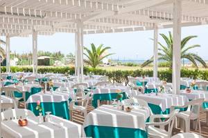 Restaurantterrasse des El Mouradi Mahdia mit Blick auf das Meer und die Palmen