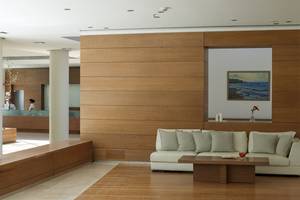 Lobby des Atlantica Eleon Grand Resorts mit Holzwand und Couch