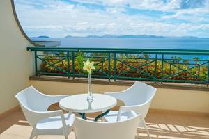 Balkon des Hipotels Natura Palace mit Blick auf das Meer und eine Wiese.