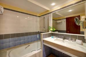 Badezimmer mit Badewanne und Spiegel, Hipotels Natura Palace
