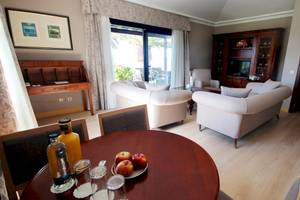 Wohnzimmer des Hipotels Natura Palace mit Sofas, Tisch und Früchten.