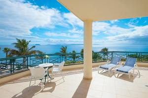 Balkon des Hipotels Natura Palace mit Blick auf das Meer und Palmen