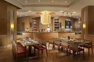 Innenbereich des Beach Rotana Hotels mit Restaurant und Bar.