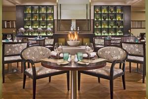 Innenansicht des Restaurants im Palmeraie Palace Hotel mit runden Tisch, Gläser und Teller.