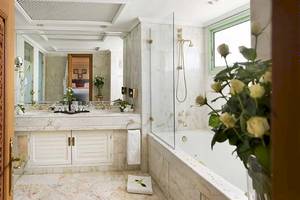 Luxuriöses Badezimmer im Palmeraie Palace Hotel mit Marmorboden, Badewanne, Waschbecken und Regendusche.