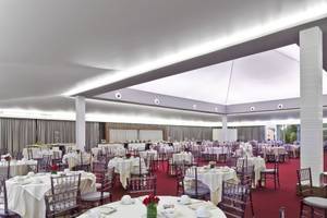 Bankettsaal im Palmeraie Palace Hotel mit vielen gedeckten Tischen und roten Teppich.