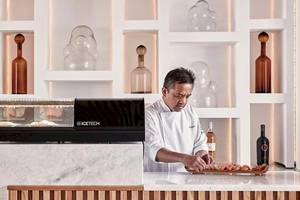 Koch im Myconian Korali Relais & Chateaux Hotel beim Zubereiten von Sushi.