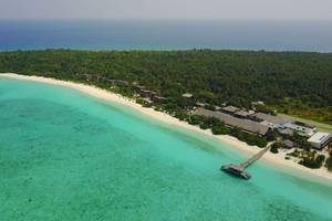 Luftaufnahme des Barefoot Eco Hotels mit Strand, Gebäuden und Meer im Hintergrund