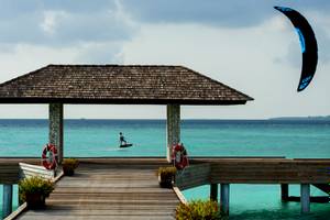 Kitesurfer im Meer vor dem Barefoot Eco Hotel auf Kaiman Island