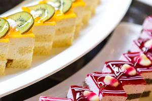 Eine Platte mit verschiedenen Kuchen und Desserts im Defne Star Hotel.