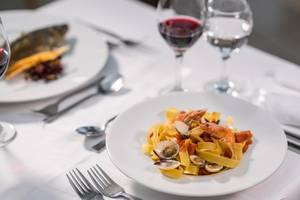 Eine Mahlzeit mit Meeresfrüchten und Wein im Hotel Iberostar Creta Panorama & Mare.