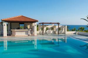 Außenbereich des Iberostar Creta Panorama & Mare Hotels mit Pool und Terrassenbar am Meer