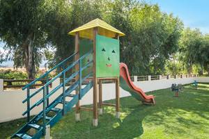 Kinderspielplatz im Freien im Iberostar Creta Panorama & Mare Hotel