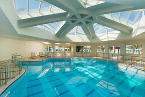 Innenpool des Iberostar Creta Panorama & Mare Hotels mit Glasdach und Sitzbereich