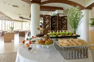 Buffettisch im Cape Panwa Hotel mit verschiedenen Kuchen, Sandwiches und Croissants.