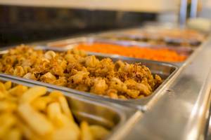 Gebratener Tintenfisch und Pommes auf einem Buffet im Astir Beach Hotel auf Zakynthos.