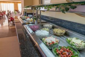 Buffet im Speisesaal des Astir Beach Hotel auf Zakynthos mit verschiedenen Salaten und Beilagen.