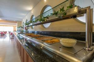 Buffet-Tisch im Astir Beach Hotel auf Zakynthos mit verschiedenen Speisen und einer Schüssel mit Käse.