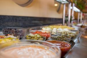 Buffet im Astir Beach Hotel mit verschiedenen Salaten und Beilagen.