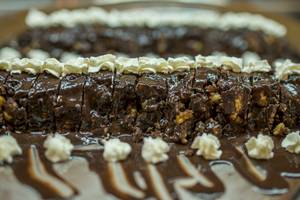 Schokoladen-Brownie-Schnitten mit Sahne und Schokoladendröpchen