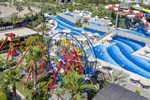 Luftaufnahme des Royal Holiday Palace Freizeitparks mit Wasserrutschen, Fahrgeschäften und Pools.