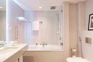 Badezimmer im Le Royal Meridien Beach Resort & Spa mit Badewanne und Dusche.