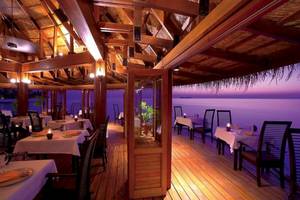 Außenterrasse des Angsana Velavaru Hotel-Restaurants mit Blick auf den Ozean