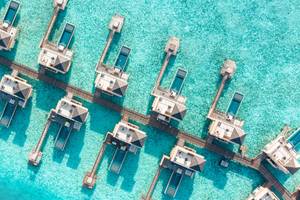 Luftbild der Wasservillen des Angsana Velavaru Hotels