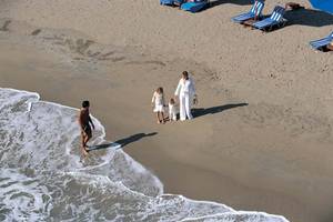 Familie am Strand vor dem Elounda Bay Palace Hotel