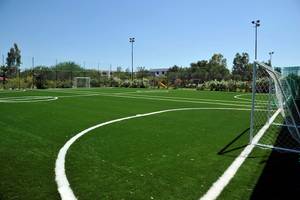 Fußballfeld im Freien neben dem Elounda Bay Palace Hotel