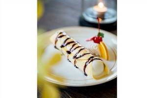Dessert auf einem Teller im Cape Panwa Hotel mit Schokoladensauce und Zitrone